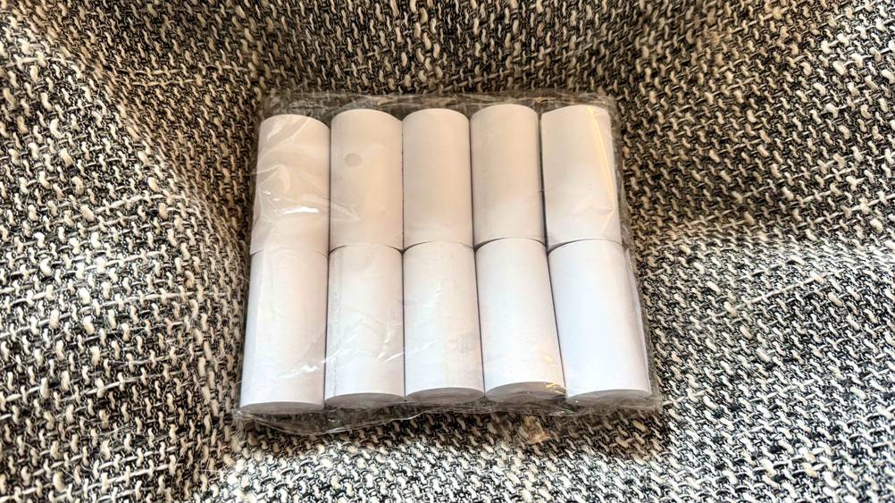 Thermopapier getestet: Rückseite der Packung auf einem groben Stoff.