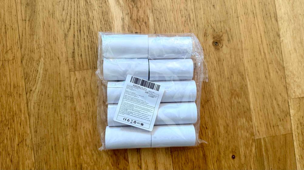 Eine Packung des getesteten Thermopapiers mit Aufkleber mit Informationen auf einer Holzfläche.