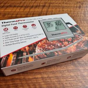 Der Karton des Thermopro TP16 liegt auf einem Tisch