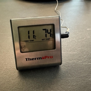 Das Thermopro TP16 zeigt eine derzeitige Temperatur von 11 °C und eine Zieltemperatur von 74 °C an