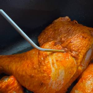 Das Thermopro TP16 steckt in einem Stück Fleisch