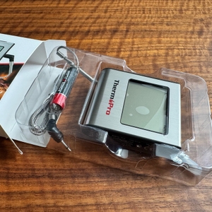 Das Thermopro TP16 liegt in seiner Verpackung