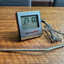 Das Thermopro TP16 steht auf einem Tisch