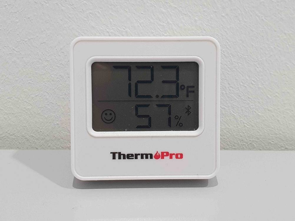 Auf einem eingeschalteten getesteten Smart-Home-Thermostat wird die Temperatur angezeigt.