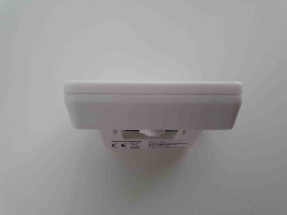 Smart-Home-Thermostat im Test: Blick von oben auf ein Gerät, das auf einer weißen Fläche steht.