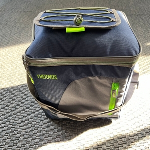 Die Thermos 148864 steht auf einem Teppich