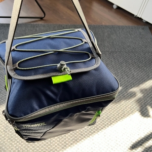 Die Thermos 148864 wird am Tragegriff gehalten