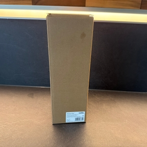 Der Karton der Thermos Edelstahl Stainless King steht auf einer Arbeitsplatte