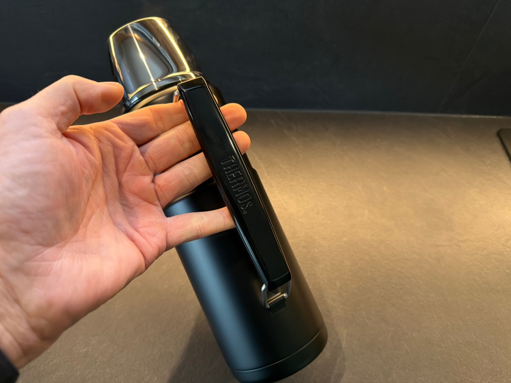 Eine Hand hält die Thermos Edelstahl Stainless King am Griff fest