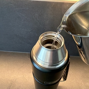 Wasser wird in die Thermos Edelstahl Stainless King geschüttet