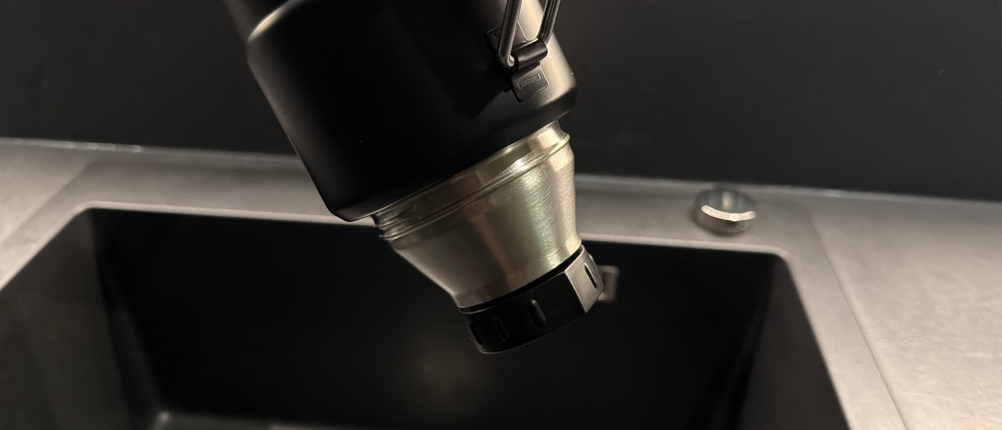 Die Thermos Edelstahl Stainless King wird falsch herum gehalten