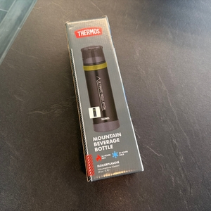 Der Karton der Thermos Mountain liegt auf einer Arbeitsplatte