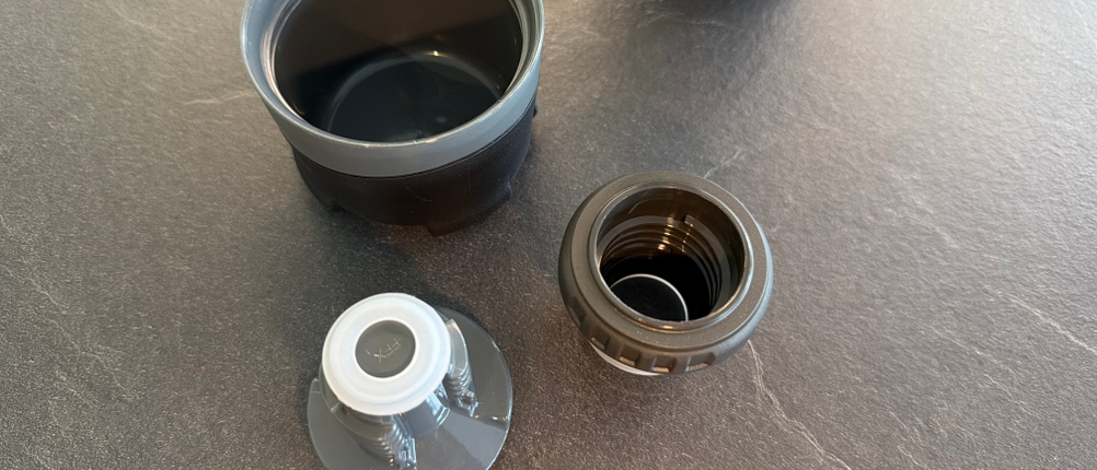 Die Einzelteile vom Deckel der Thermos Mountain