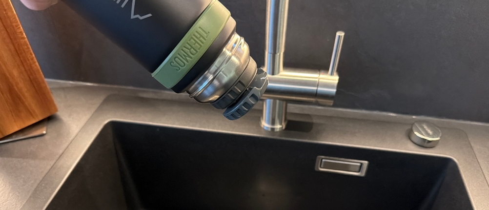 Die Thermos Mountain wird kopfüber festgehalten