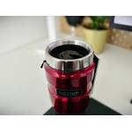 Nahaufnahme eines Thermobecher von Thermos mit Fokus auf die Trinköffnung.