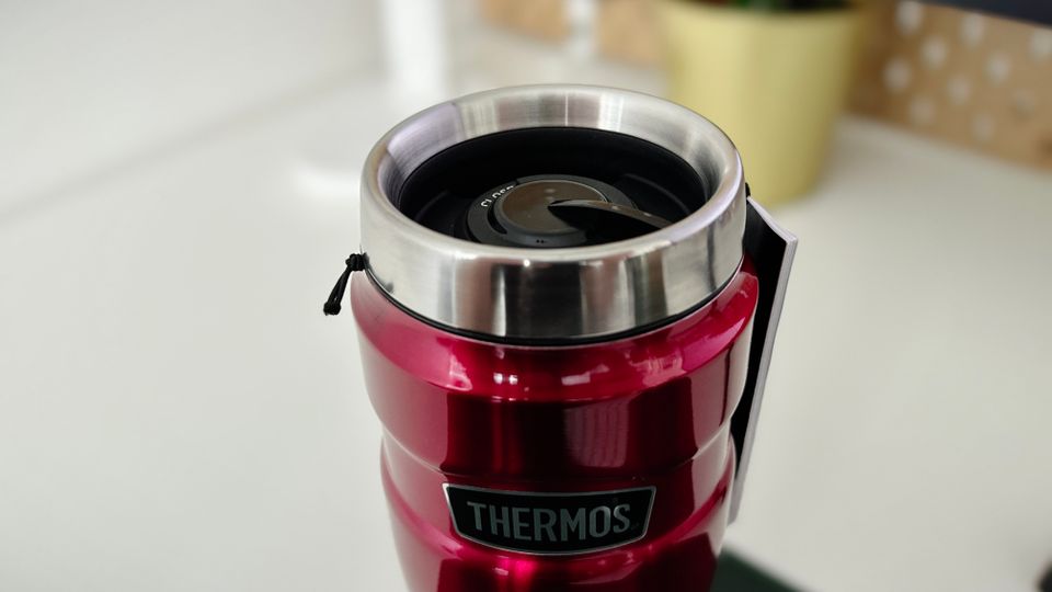 Nahaufnahme eines Thermobecher von Thermos mit Fokus auf die Trinköffnung.