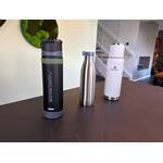 Drei Thermosflaschen stehen nebeneinander auf einer Arbeitsplatte