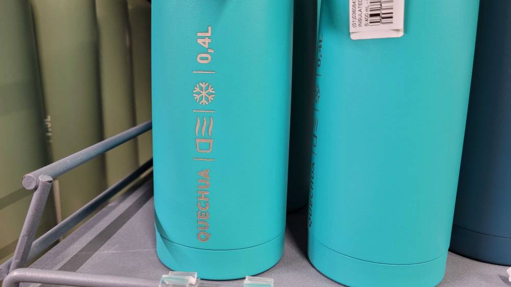 Nahaufnahme des Aufdrucks auf der Thermosflasche im Test.