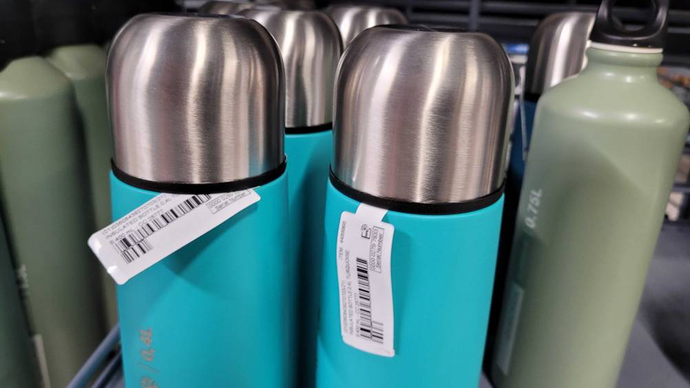 Thermosflasche getestet: Nahaufnahme des Deckels mehrerer Flaschen neben und hintereinander.
