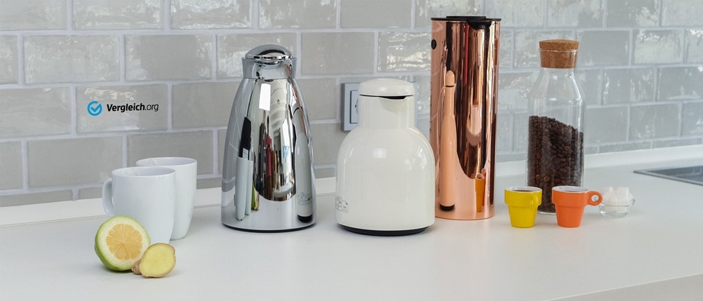 Thermokannen stehen in einer Küche nebeneinander.