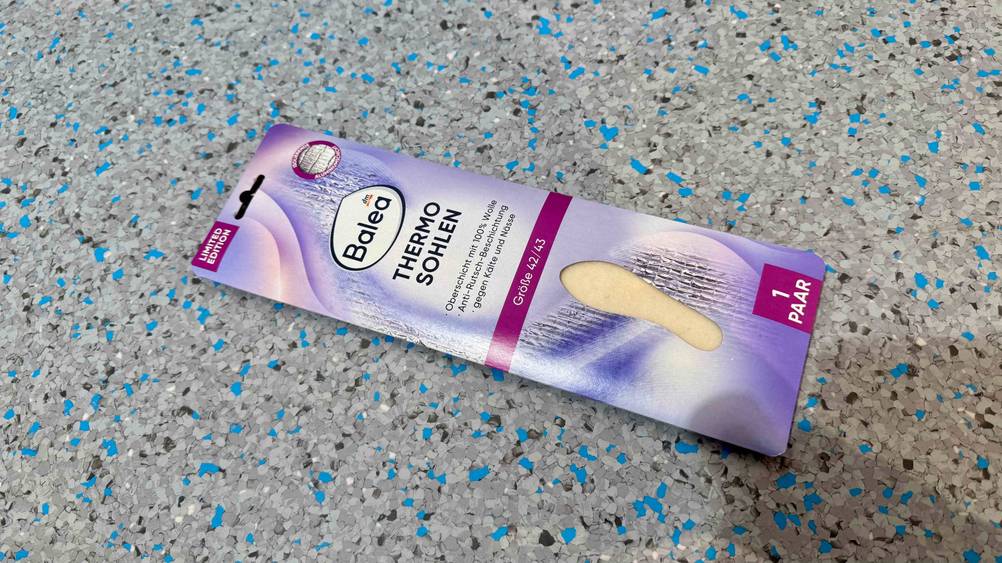 Auf dem grau-blauen Boden liegen die getesteten Thermosohlen.