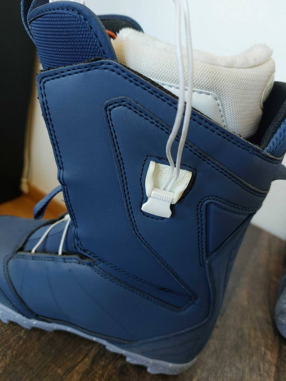 Snowboard-Boots im Test: Ansicht der Seite mit angezogenem Schürsenkel.