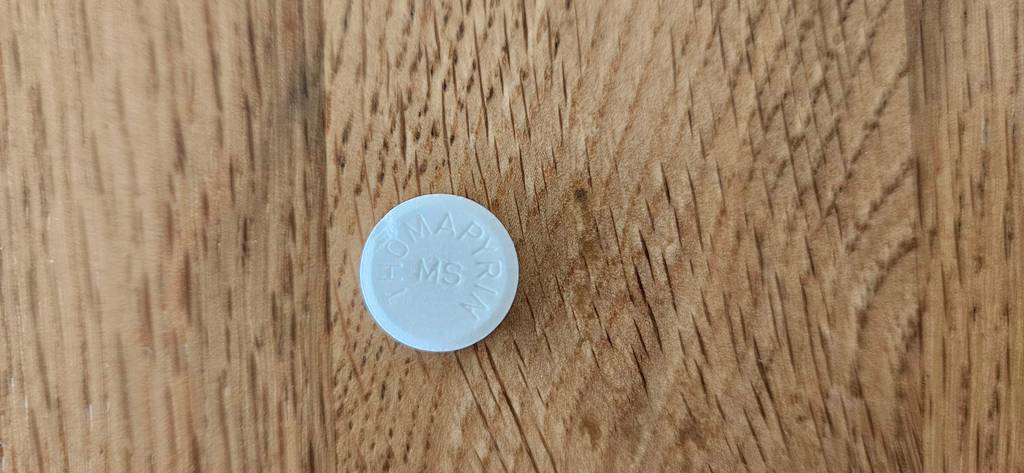 Migräne-Tabletten von Thomapyrin getestet: Tablette liegt auf dem Tisch.