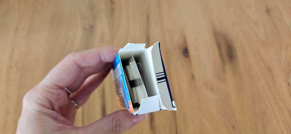Migräne-Tabletten von Thomapyrin im Test: Hand hält Schachtel fest.