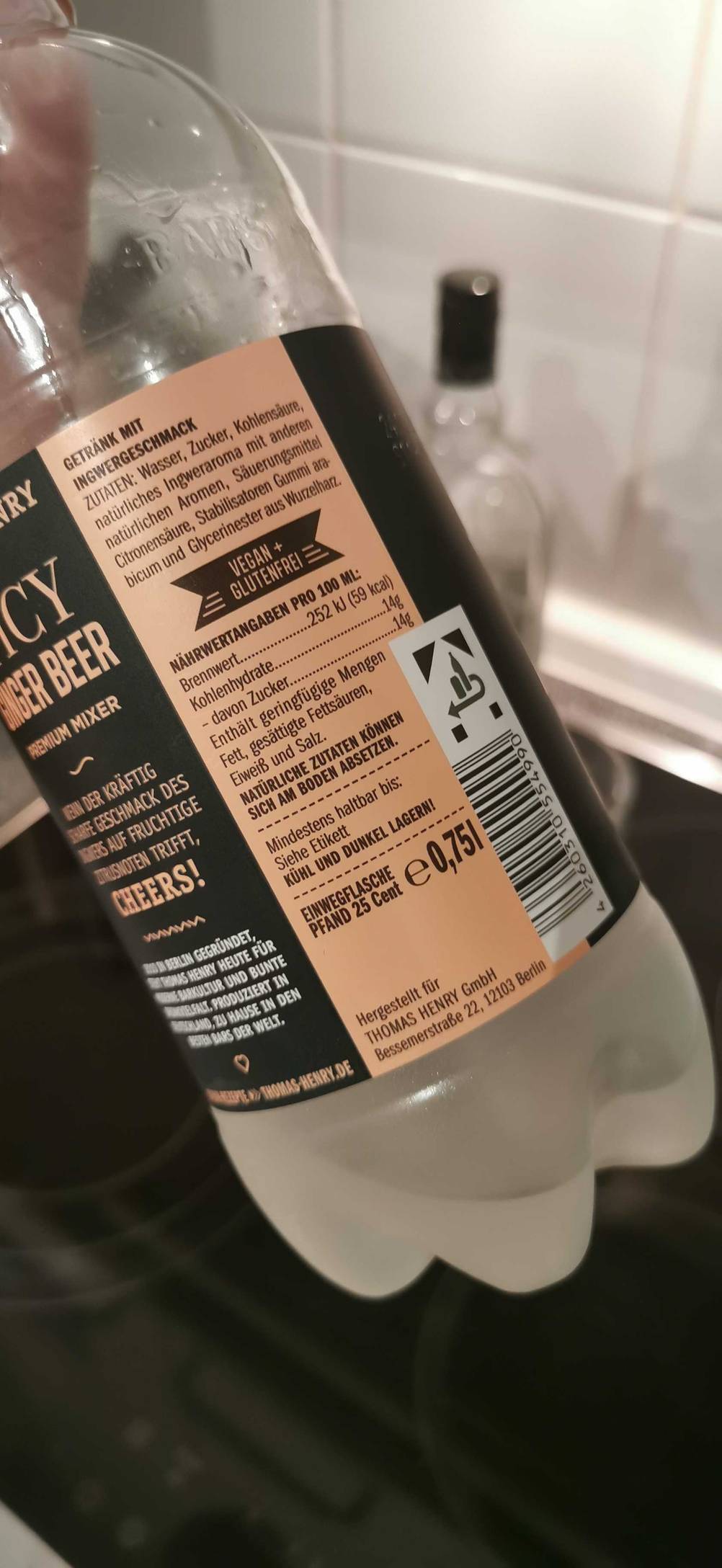 Rückseite einer Flasche des getesteten Ginger-Beers mit Informationen und Strichcode.