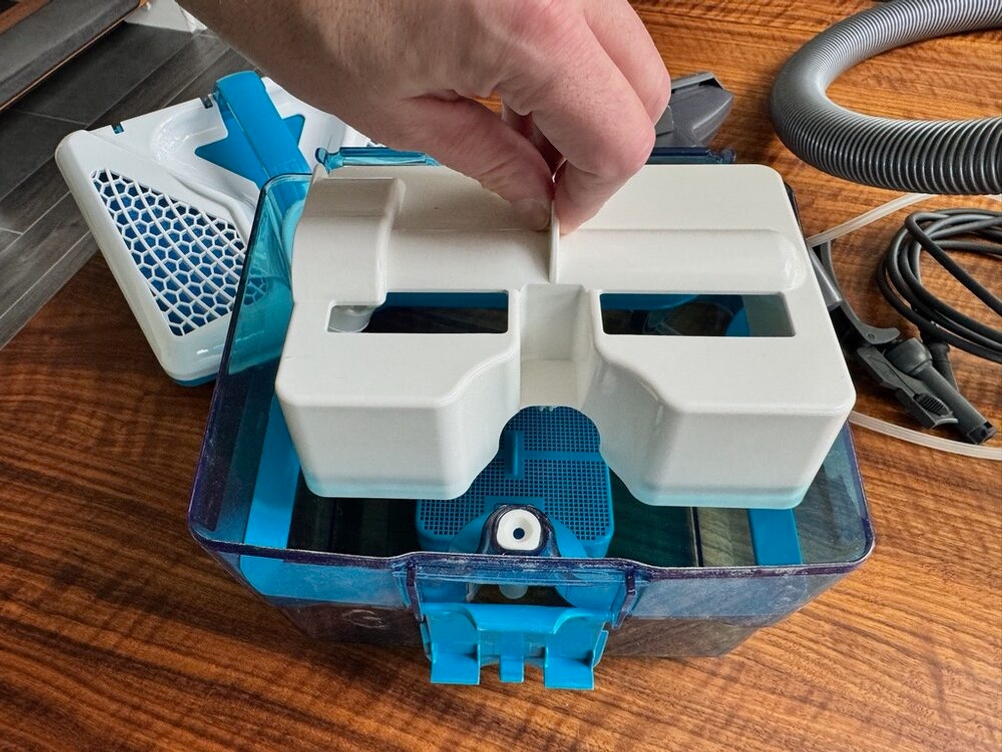 Wasserbehälter vom Thomas Pet and Family Aqua+ wird von einer Hand entnommen