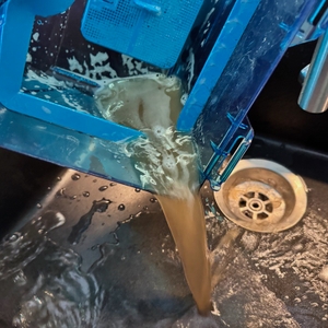 Schmutzwasser wird aus dem Wasserbehälter des Thomas Pet and Family Aqua+ entleert