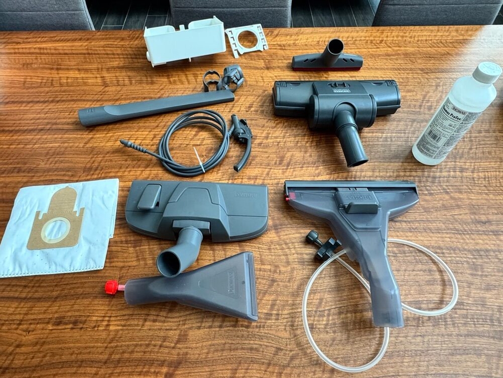 Zubehör wie Filterbeutel, Aufsätze und Reinigungsmittel des Thomas Pet and Family Aqua+ auf einem Tisch