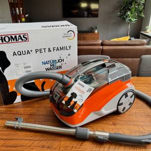 Waschsauger Thomas Pet and Family Aqua+ und Karton auf einem Tisch