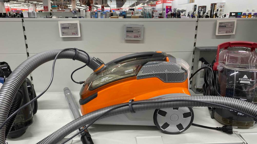 Im Test: Ein Wasserstaubsauger von der Seite in einem Verkaufsregal mit Preisangabe im Hintergrund.