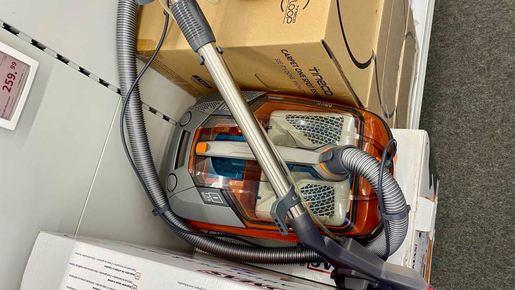Wasserstaubsauger-Test: Ein Gerät von oben mit Saugrohr zwischen zwei Kartons stehend.