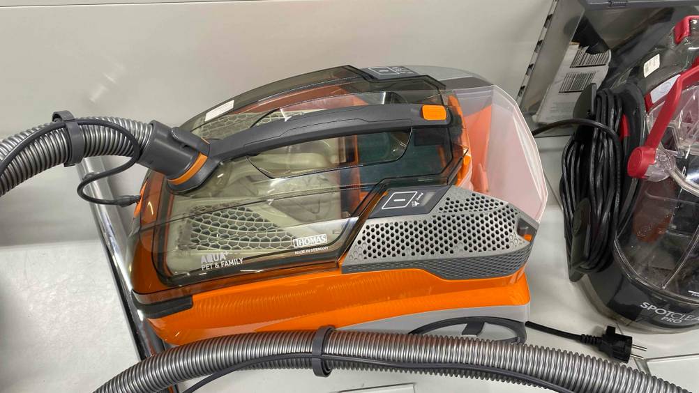 Ein Wasserstaubsauger im Test von schräg oben, man kann das Innenleben durch den transparenten Deckel sehen.