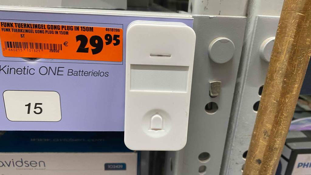 Ansicht von vorn auf eine am Verkaufsregal ausgestellte, weiße, getestete Funkklingel.