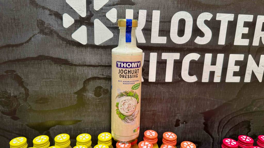 Im Test: Thomy-Joghurt-Dressing in der Glasflasche steht in einem Verkaufsregal.