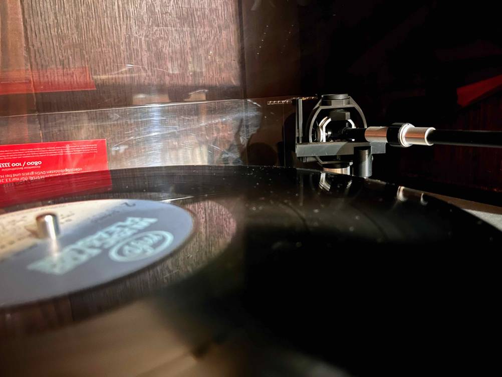 Retro-Plattenspieler von Thorens im Test: Auf dem Gerät befindet sich eine Schallplatte.