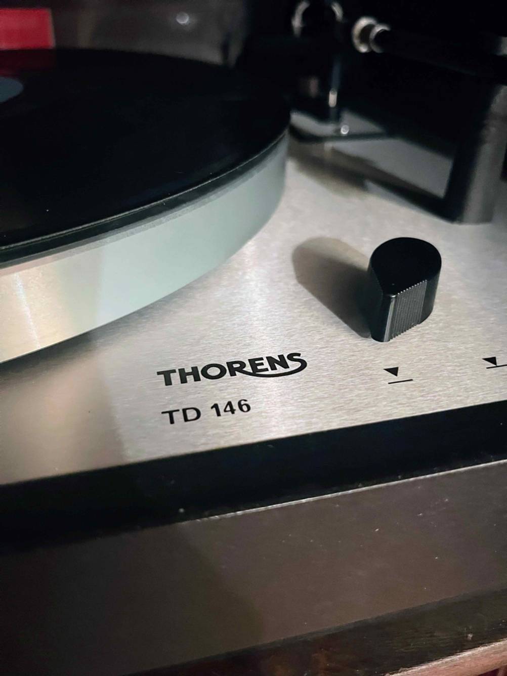 Retro-Plattenspieler von Thorens getestet: Auf dem Gerät steht der Markenname.