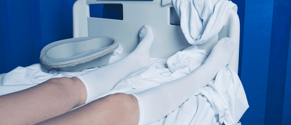 im krankenhaus thrombosestrümpfe in weiß