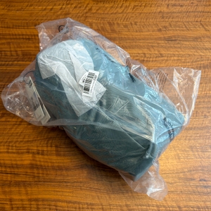 Die Thule Chasm Duffel 70L liegt in ihrer Verpackung auf einem Tisch