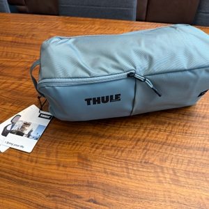 Die Thule Chasm Duffel 70L liegt in ihrer Hülle auf einem Tisch