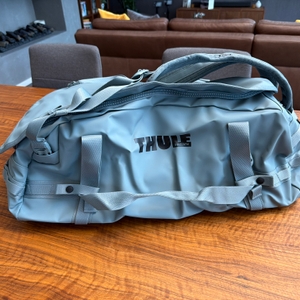 Die Thule Chasm Duffel 70L liegt auf einem Tisch