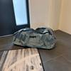 Die Thule Chasm Duffel 70L liegt auf einem Fliesenboden