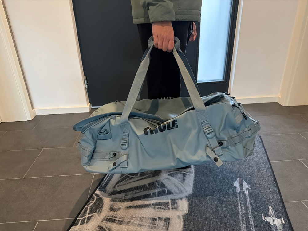 Eine Person trägt die Thule Chasm Duffel 70L