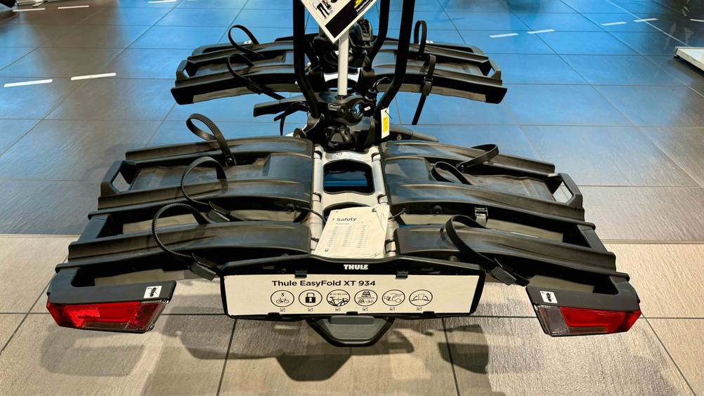 Getestet: Ein Fahrradträger (Anhängerkupplung) von vorne auf einer Halterung.