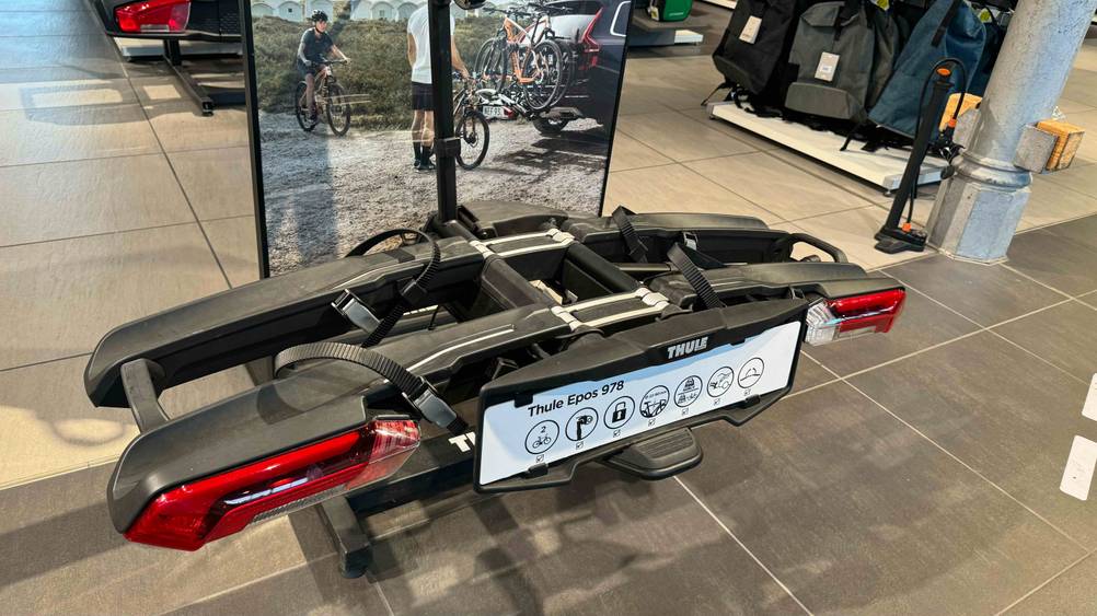 Thule-Fahrradträger getestet: Ein Träger von schräg vorne mit Infografiken.