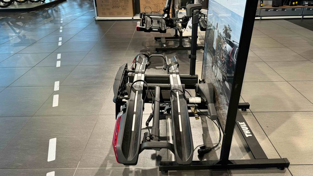 Ein getesteter Thule-Fahrradträger von der Seite in einem Gestesll in einer Ausstellung.