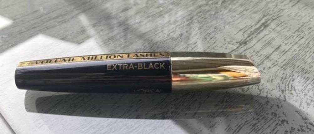 Wimperntusche auf einem Tisch.